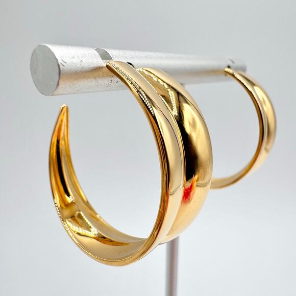 Vintage Monet Graduated Gold Tone Hoop Earrings Signed 1 1/4” Classic Chic - Picture 3 of 15